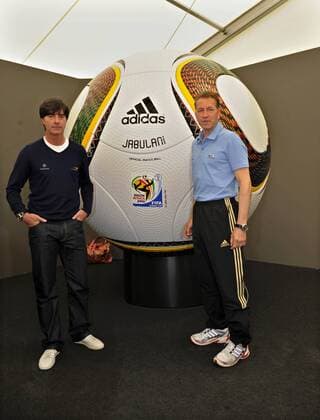 28.05.2010, Fussball DFB-Trainingslager Der deutschen Nationalmannschaft zur WM-Vorbereitung, in Eppan bei Bozen in Südtirol (Italien), Pressekonferenz mit Bundestrainer Joachim Löw (li) and Torwarttrainer Andreas Köpke (re, beide Deutschland).