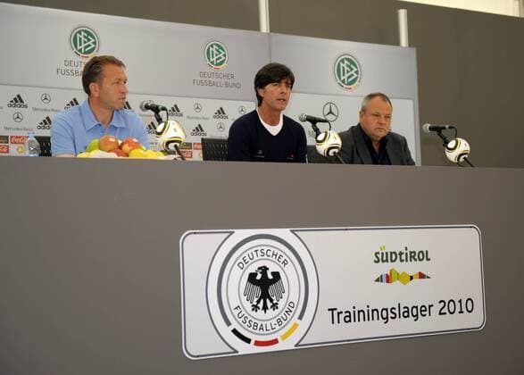 28.05.2010, Fussball DFB-Trainingslager Der deutschen Nationalmannschaft zur WM-Vorbereitung, in Eppan bei Bozen in Südtirol (Italien), Pressekonferenz v.l. Torwarttrainer Andreas Köpke, Bundestrainer Joachim Löw and Pressesprecher Harald Stenger (alle, Deutschland).