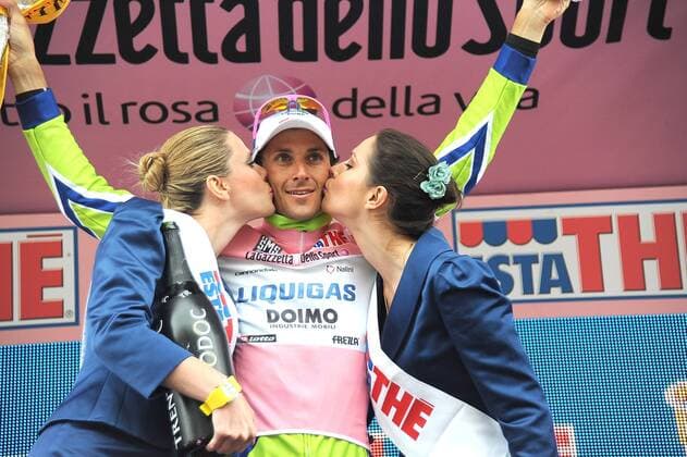 Giro d Italia 2010, 19. Etappe: Brescia - Aprica: Ivan Basso (Liquigas) im rosa Trikot  o0 Jubel, Freude, Hostess, Hostessen, Frau, girl,