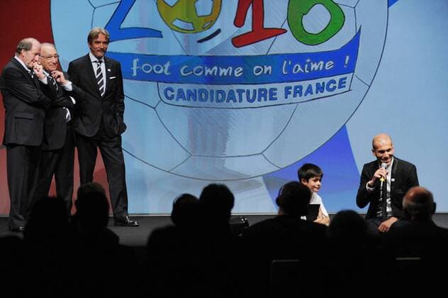 Vergabe der Fußball EURO 2016, v.li.: FFF Generaldirekor JACQUES LAMBERT, FFF Präsident JEAN PIERRE ESCALETTES, LFP Präsident FREDERIC THIRIEZ und re.: ZINEDINE ZIDANE (alle FRA) - xJEANxBIBARDxFEPx  o0 Kind