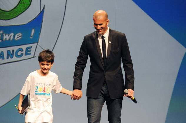 Vergabe der Fußball EURO 2016: ZINEDINE ZIDANE (FRA, re.) und NATHAN - xJEANxBIBARDxFEPx  o0 Kind, Junge