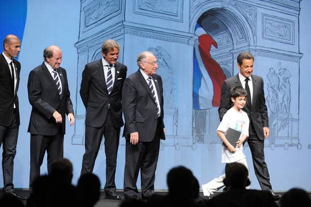 Vergabe der Fußball EURO 2016, v.li.: ZINEDINE ZIDANE, FFF Generaldirekor JACQUES LAMBERT, LFP Präsident FREDERIC THIRIEZ, FFF Präsident JEAN PIERRE ESCALETTES, NATHAN und Staatspräsident NICOLAS SARKOZY (alle FRA) - xJEANxBIBARDxFEPx  o0 Kind, Junge, people, Politik