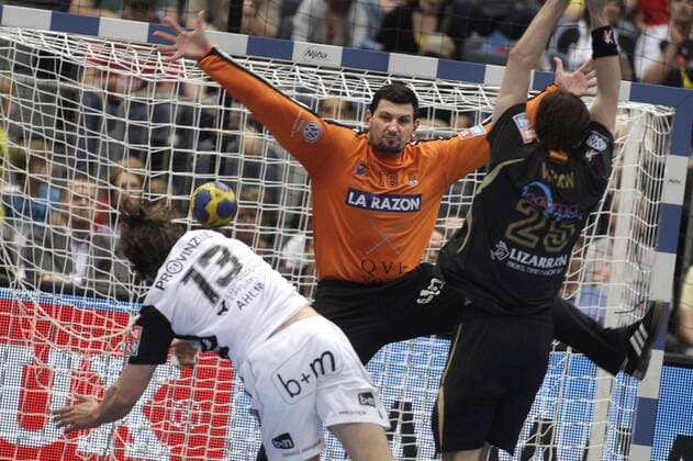 Köln, 29.05.2010 - Handball Final Four Championsleague, BM Ciudad Real - THW Kiel: Marcus Ahlm (Kiel, L) gegen Torwart Arpad Sterbik (Real).