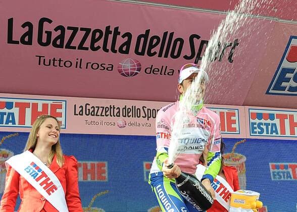 Giro d Italia, Etappe 20: Bormio - Ponte di Legno Tonale: Liquigas 2010, Ivan Basso im rosa Trikot  o0 Siegerehrung Jubel Freude