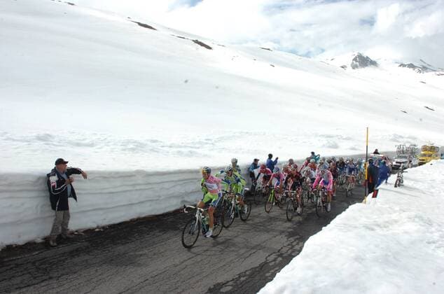 Giro d Italia, Etappe 20: Bormio - Ponte di Legno Tonale: Liquigas 2010, Ivan Basso (vorn) am Gavia Pass  o00 Wetter Witterungsverhältnisse
