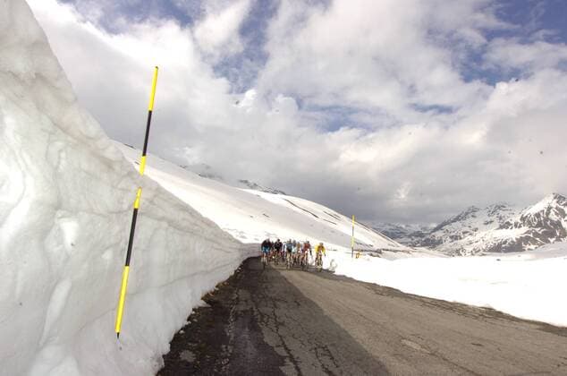 Giro d Italia, Etappe 20: Bormio - Ponte di Legno Tonale: Fahrer am verschneiten Gavia Pass  o00 Wetter Witterungsverhältnisse Landschaft
