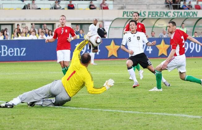 Mesut OEZIL, 8DFB scheitert an Torwart Gabor KIRALY (HUN) UNGARN (rot) - DEUTSCHLAND (weiß) 0-3 Deutsche Fussball Nationalmannschaft DFB , am 29.05.2010 in Budapest, HUN