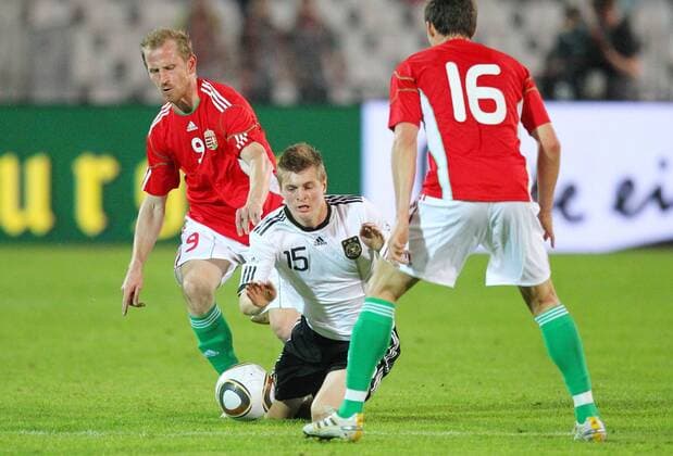 Toni KROOS, 15 DFB im Zweikampf um den Ball gegen Daniel TÖZSER (re.) und Sandor Torghelle (HUN) UNGARN (rot) - DEUTSCHLAND (weiß) 0-3 Deutsche Fussball Nationalmannschaft DFB , am 29.05.2010 in Budapest, HUN