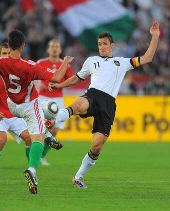 Fussball Budapest, 29.05.2010 Ungarn (HUN, rot) - Deutschland (GER, weiß) 0:3 Miroslav Klose (re.) - Gabor Horvath