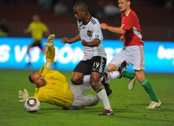 Fussball Budapest, 29.05.2010 Ungarn (HUN, rot) - Deutschland (GER, weiß) 0:3 Cacau (Mitte) auf dem Weg zum 0:3, vorbei an Vilmos Vanczak (3, re.) und HUN Torwart Gabor Kiraly o0 Tor
