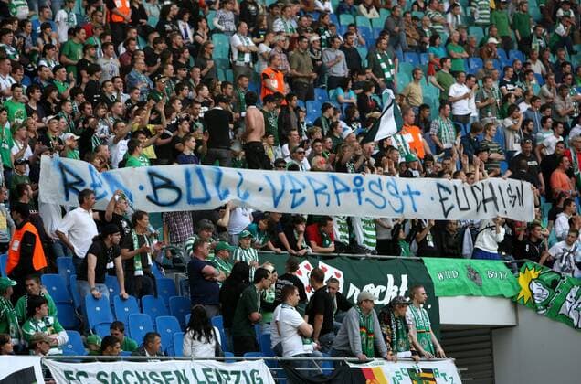 Fussball NOFV - Oberliga Süd - FC Sachsen Leipzig - Fans von Sachsen Leipzig halten ein Spruchband mit der Aufschrift Red Bull verpisst euch