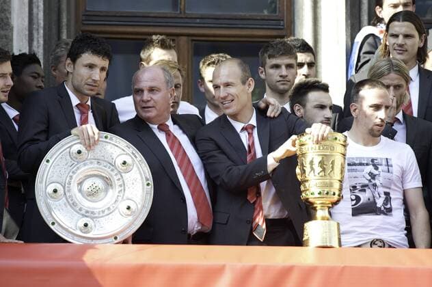 FC Bayern feiert das Double , den DFB Pokal-Sieg und den Gewinn der Deutschen Fußball-Meisterschaft auf dem Marienplatz in München, 23.Mai 2010 Im Bild: v.l. Mark van Bommel, Präsident Uli Hoeneß, Arjen Robben, Franck Ribery o0 Funktionär, o00 Jubel, Freude, Feier,