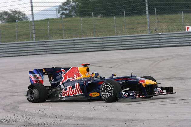 Race, Sebastian Vettel (GER), Red Bull Racing, RB6 and Mark Webber (AUS), Red Bull Racing, RB6 Turkish Grand Prix 28-30 May 2010  o0 zerstört kaputt defekt Rad Reifen Objekte Rennwagen