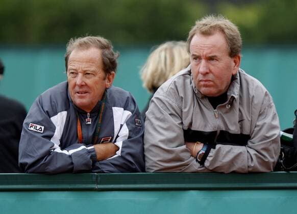 French Open 2010, Roland Garros, Paris, Frankreich, Junioren Match - Guenter Bresnik (AUT), Trainer von Dominic Thiem. links daneben Trainer Bob Brett