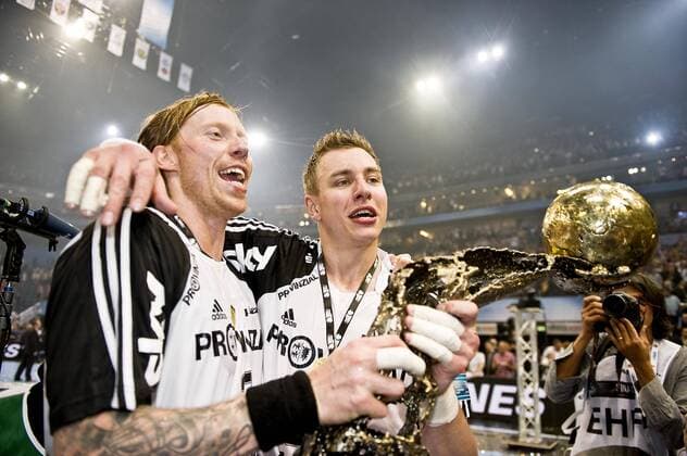 Jubel Filip JICHA (re.) mit Boerge LUND, Kiel, mit dem Pokal - Handball Champions League Final Four, Finale, FC Barcelona vs. THW Kiel am 30.05.2010 in Koeln o0 Trophäe Objekte