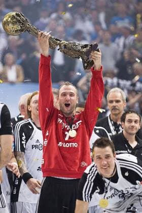 Jubel Torwart Thierry OMEYER, Kiel, mit dem Pokal - Handball Champions League Final Four, Finale, FC Barcelona vs. THW Kiel am 30.05.2010 in Koeln o0 Trophäe Objekte