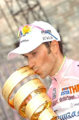 Giro d Italia, 21. Etappe in Verona - Liquigas 2010, Ivan Basso behält das rosa Trikot und gewinnt die Gesamtwertung  o0 Pokal Trophäe Objekte