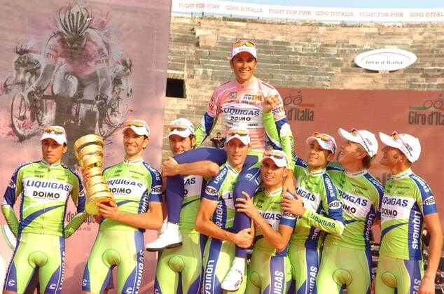Giro d Italia, 21. Etappe in Verona - Liquigas 2010, Ivan Basso (obenauf) behält das rosa Trikot und gewinnt die Gesamtwertung sowie die Mannschaftswertung mit seinem Team v.li.: Robert Kiserlosvki, Alessandro Vanotti, Fabio Sabatini, Tiziano Dall Antonia, Ivan Basso (obenauf), Valerio Agnoli, Vincenzo Nibali, Maciej Bodnar und Sylvester Smyd  o00 DallAntonia