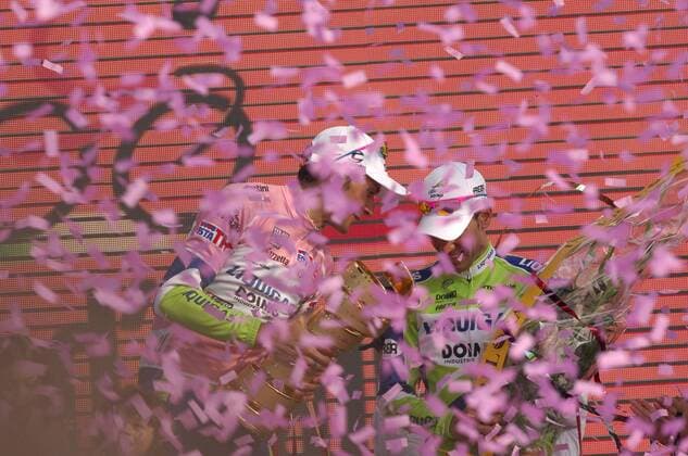 Giro d Italia, 21. Etappe in Verona - Liquigas 2010, Ivan Basso (li.) behält das rosa Trikot und gewinnt die Gesamtwertung, daneben Vincenzo Nibali  o0 Konfetti Konfettiregen