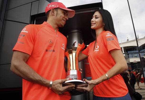 Motorsports Formula 1: World Championship 2010, GP of Turkey, 02 Lewis Hamilton (GBR, Vodafone McLaren Mercedes) with his girlfriend Nicole Scherzinger (USA) xHOCHxZWEIx o0 privat Familie Frau Freundin people Musik Objekte Pokal Trophäe
