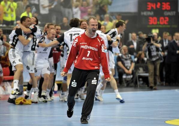 FC Barcelona Borges - THW Kiel (weiß), LANXESS Arena, Koeln, 30.05.2010 TW Thierry Omeyer (THW Kiel) jubelt nach dem Sieg gegen den FC Barcelona Borges - THW Kiel ist Gewinner der Champions League 2010
