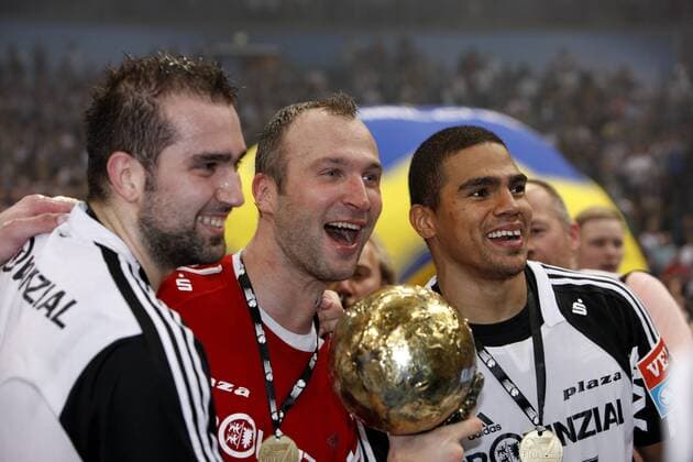 30.05.2010, Köln - Champions League Sieger 2010 - THW Kiel --- Igor Anic ,Kiels Torwart Thierry Omeyer und Daniel Narcisse (v.li.) mit der Champions League Trophäe . o0 Objekte Pokal Trophäe