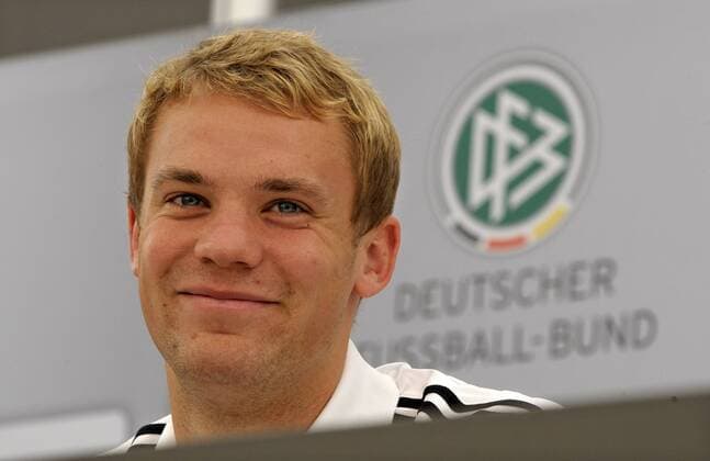31.05.2010, Fussball DFB-Trainingslager Der deutschen Nationalmannschaft zur WM-Vorbereitung, in Eppan bei Bozen in Südtirol (Italien), Torwart Manuel Neuer (Deutschland) nachdenklich.