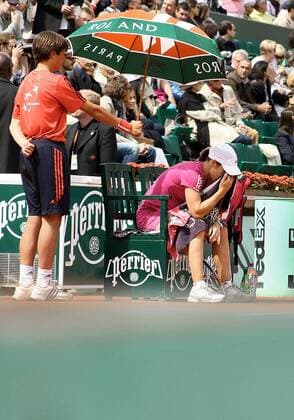TENNIS - WTA, French Open 2010 PARIS,FRANKREICH,31.MAI.10 - TENNIS - WTA, Grand Slam, Roland Garros French Open 2010. Bild zeigt Justine Henin (BEL)  o0 pessimistisch Sponsor, Werbepartner, Werbung, Wirtschaft Perrier