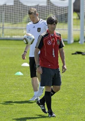 Fussball DFB Trainingslager der deutschen Nationalmannschaft zur WM Vorbereitung, in Eppan bei Bozen in Südtirol, Training am Vormittag - Bastian Schweinsteiger (li, Deutschland) steht hinter Bundestrainer Joachim Löw (vorne, Deutschland) .