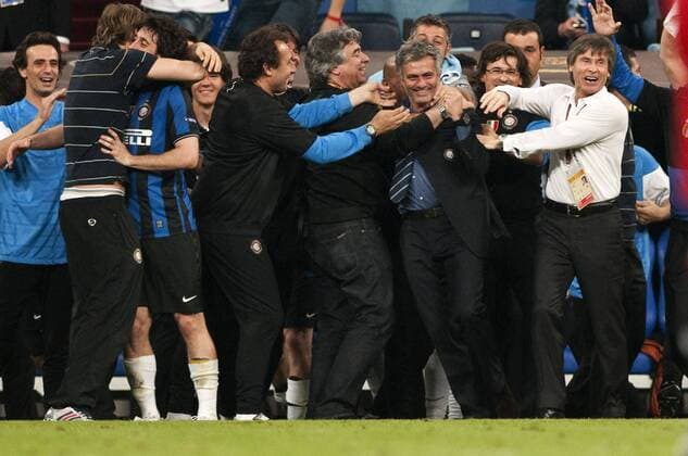 Inter Milan head coach Jose Mourinho 3.r. celebrates with his teammates after winning the UEFA Champions League final match between FC Bayern Munich 0-2 Inter Milan at the Santiago Bernabeu Stadium in Madrid, Spain.  (010697) o0 Jubel Freude Europapokalsieg Feier