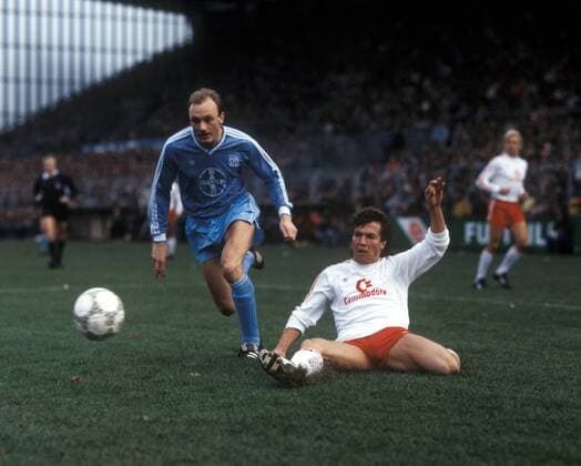 Werner Buttgereit (Uerdingen, li.) gegen Lothar Matthäus (Bayern) - DEUTSCHSPRACHIGE SPORTZEITSCHRIFTEN UND -ZEITUNGEN NUR NACH RÜCKSPRACHE Fußball 1. BL Herren Saison 1986 1987, Bayer 05 Uerdingen - FC Bayern München 0:0 Gruppe Krefeld Dynamik, Kampf,