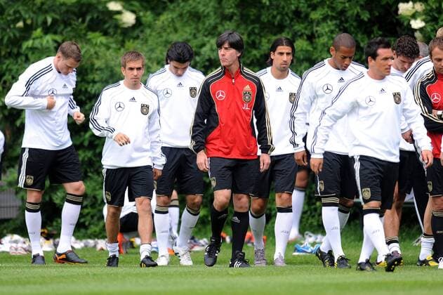 Fussball International: Deutsche Nationalmannschaft Deutscher Fussballbund , DFB Training 02.06.2010 - v.li.: Marcell Jansen, Philipp Lahm, Serdar Tasci, Bundestrainer Joachim Löw, Sami Khedira, Dennis Aogo, Piotr Trochowski und Mario Gomez - 