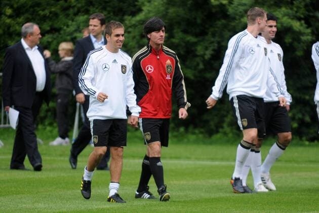 02.06.2010, Nationalmannschaft Deutschland Training in Frankfurt, Bundestrainer Joachim Löw (Mitte) und Philipp Lahm o0 Trainer, Nationaltrainer,