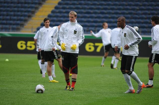 02.06.2010, Nationalmannschaft Deutschland Training in Frankfurt, Torwart Manuel Neuer (Mitte) und Jerome Boateng (re.)