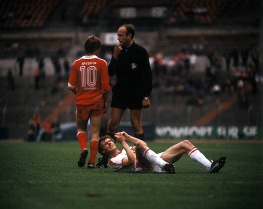 Rudi Bommer (Düsseldorf) verletzt am Boden, dahinter Schiedsrichter Rainer Waltert - DEUTSCHSPRACHIGE SPORTZEITSCHRIFTEN UND -ZEITUNGEN NUR NACH RÜCKSPRACHE Fußball Herren DFB Pokal 1978 1979, Pokalspiel, Fortuna Düsseldorf - Bayer 04 Leverkusen 2:1 Gruppe Düsseldorf