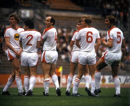 Freistoßmauer Düsseldorf, v. li.: Rudi Bommer, Josef Weikl, Egon Köhnen, Thomas Allofs, Reinhold Fanz, Heiner Baltes - DEUTSCHSPRACHIGE SPORTZEITSCHRIFTEN UND -ZEITUNGEN NUR NACH RÜCKSPRACHE Fußball Herren DFB Pokal 1978 1979, Pokalspiel, Fortuna Düsseldorf - Bayer 04 Leverkusen 2:1 Gruppe Düsseldorf Abwehr,