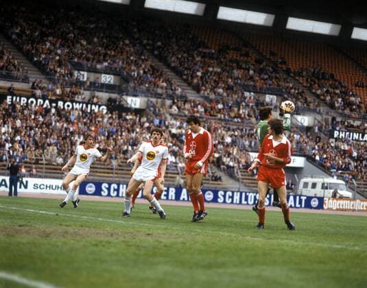 Torwart Fred Werner Bockholt (Leverkusen) fängt den Ball vor Thomas Allofs (li.) und Klaus Allofs (2.v.li, beide Düsseldorf) ab - DEUTSCHSPRACHIGE SPORTZEITSCHRIFTEN UND -ZEITUNGEN NUR NACH RÜCKSPRACHE Fußball Herren DFB Pokal 1978 1979, Pokalspiel, Fortuna Düsseldorf - Bayer 04 Leverkusen 2:1 Totale Düsseldorf Abwehr, Dynamik,