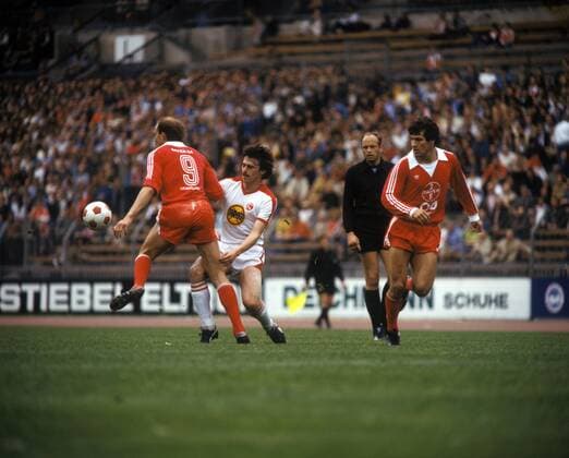 Klaus Allofs (Düsseldorf, Mitte) im Duell - DEUTSCHSPRACHIGE SPORTZEITSCHRIFTEN UND -ZEITUNGEN NUR NACH RÜCKSPRACHE Fußball Herren DFB Pokal 1978 1979, Pokalspiel, Fortuna Düsseldorf - Bayer 04 Leverkusen 2:1 Gruppe Düsseldorf Dynamik, Kampf,