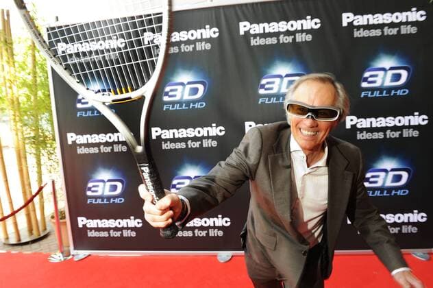 Teammanager Bernd Wehmeyer (HSV), Auftaktveranstaltung des ersten Live 3D Public Viewings in Deutschland im Tennis Stadion am Rothenbaum Hamburg 02. 06. 2010 o0 Tennisschläger Objekte Brille Funktionär SV