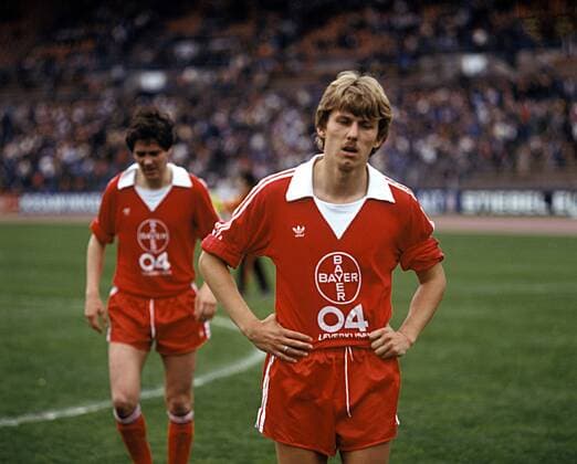 Matthias Brücken (Leverkusen) - DEUTSCHSPRACHIGE SPORTZEITSCHRIFTEN UND -ZEITUNGEN NUR NACH RÜCKSPRACHE Fußball Herren DFB Pokal 1978 1979, Pokalspiel, Fortuna Düsseldorf - Bayer 04 Leverkusen 2:1 Einzelbild Düsseldorf Enttäuschung,