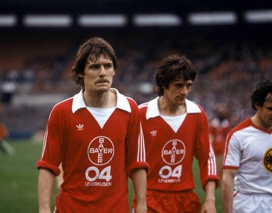 Jürgen Gelsdorf (li.) und Hans Jürgen Scheinert (beide Leverkusen) - DEUTSCHSPRACHIGE SPORTZEITSCHRIFTEN UND -ZEITUNGEN NUR NACH RÜCKSPRACHE Fußball Herren DFB Pokal 1978 1979, Pokalspiel, Fortuna Düsseldorf - Bayer 04 Leverkusen 2:1 Gruppe Düsseldorf Enttäuschung,
