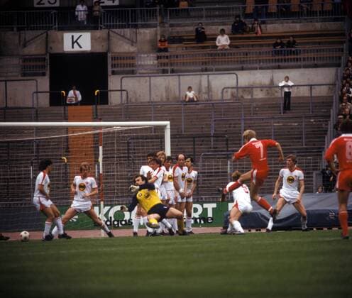 Matthias Brücken (Leverkusen) - Freistoß gegen Torwart Jörg Daniel und die Düsseldorfer Mauer - DEUTSCHSPRACHIGE SPORTZEITSCHRIFTEN UND -ZEITUNGEN NUR NACH RÜCKSPRACHE Fußball Herren DFB Pokal 1978 1979, Pokalspiel, Fortuna Düsseldorf - Bayer 04 Leverkusen 2:1 Totale Düsseldorf Dynamik, Abwehr,