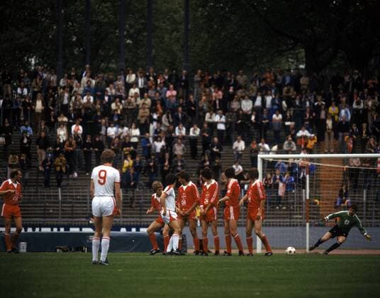 Freistoß Düsseldorf, re. Torwart Fred Werner Bockholt (Leverkusen) - DEUTSCHSPRACHIGE SPORTZEITSCHRIFTEN UND -ZEITUNGEN NUR NACH RÜCKSPRACHE Fußball Herren DFB Pokal 1978 1979, Pokalspiel, Fortuna Düsseldorf - Bayer 04 Leverkusen 2:1 Totale Düsseldorf Abwehr, Dynamik,