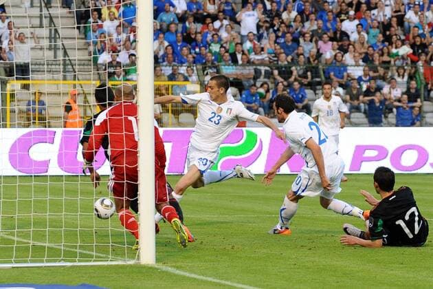 Testspiel, Test: Italien (weiß) vs. Mexiko (schwarz) 1:2 Tor durch Leonardo Bonucci (hi.) gegen Torwart Oscar Perez 