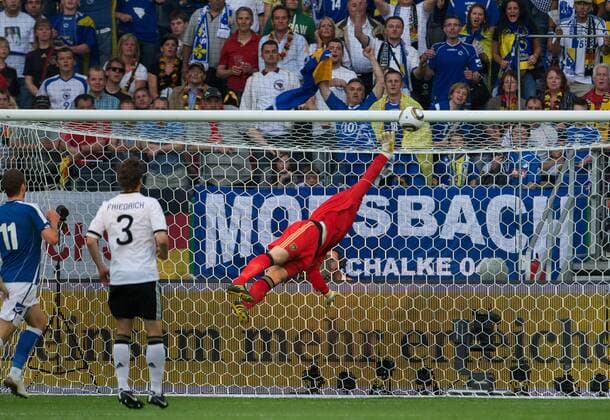 Frankfurt, 03.06.2010, Fußball Länderspiel, Deutschland - Bosnien und Herzegowina, Tor zum 0:1 - Torwart Manuel NEUER (re.) und Arne FRIEDRICH (beide GER) machtlos gegen Edin DZEKO (Bosnien, li.)