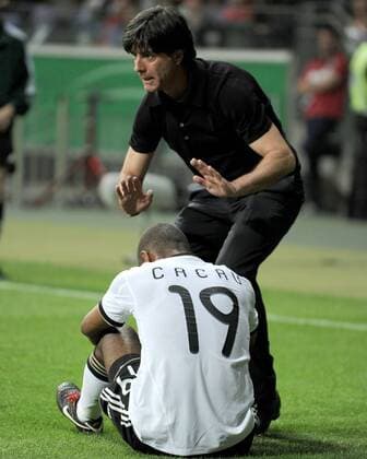 03.06.2010 - DEUTSCHLAND vs. BOSNIEN HERZEGOWINA 3:1 - Bundestrainer Joachim Löw (Deutschland, hi.) mit Cacau (Deutschland)