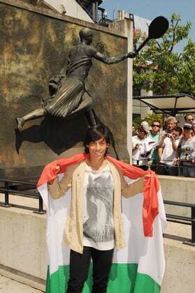 Roland Garros 2010 - 04.06.2010 - WTA - Francesca Schiavone (Italien) vor der Statue von Suzanne Lenglen  JeanBibardFEP o0 Fahne, Nationalfahne Objekte Skulptur Denkmal
