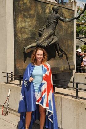 Roland Garros 2010 - 04.06.2010 - WTA - Samantha Stosur (Australien) vor der Statue von Suzanne Lenglen  JeanBibardFEP o0 Fahne, Nationalfahne Objekte Skulptur Denkmal