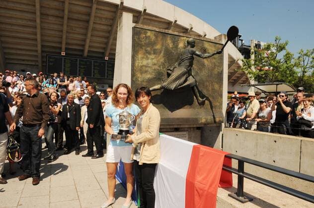 Roland Garros 2010 - 04.06.2010 - WTA - Samantha Stosur (Australien, li.) und Francesca Schiavone (Italien) vor der Statue von Suzanne Lenglen  JeanBibardFEP o0 Objekte Skulptur Denkmal Pokal Trophäe