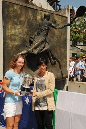 Roland Garros 2010 - 04.06.2010 - WTA - Samantha Stosur (Australien, li.) und Francesca Schiavone (Italien) vor der Statue von Suzanne Lenglen  JeanBibardFEP o0 Objekte Skulptur Denkmal Pokal Trophäe